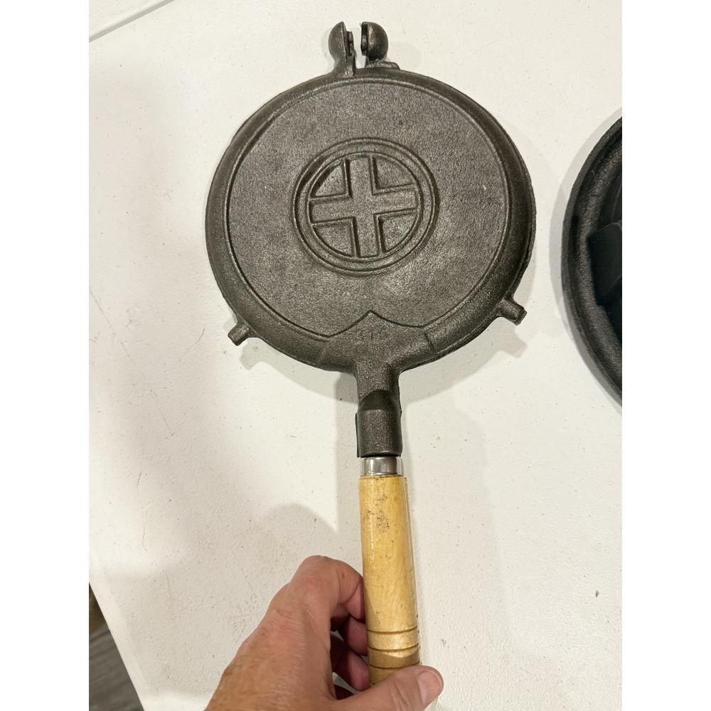 Cast Iron Waffle Maker Gas Stove / Camping Grill Heavy Duty Round Wood Handles - Picture 4 of 9